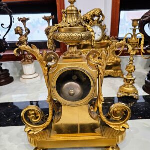 đồng hồ chân nến